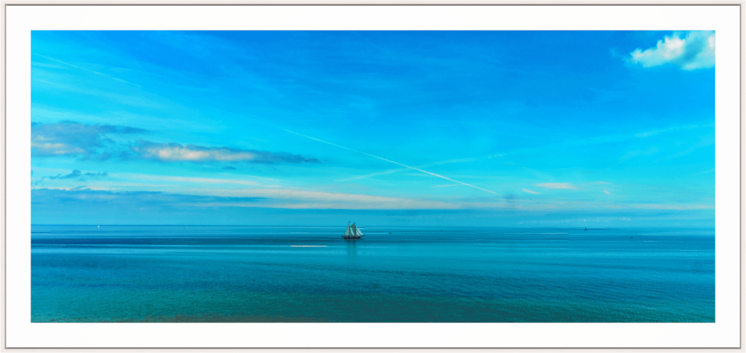 Ein Segelschiff am Horizont im endlosen Blau - byberg.photo